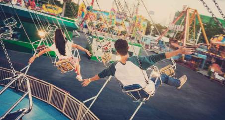 Dos personas disfrutan de una atracción en un parque temático