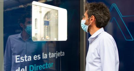 El Director de Marketing de BBVA expone su tarjeta de crédito en Gran Vía