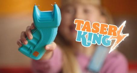 Una niña empuñando el taser azul de juguete