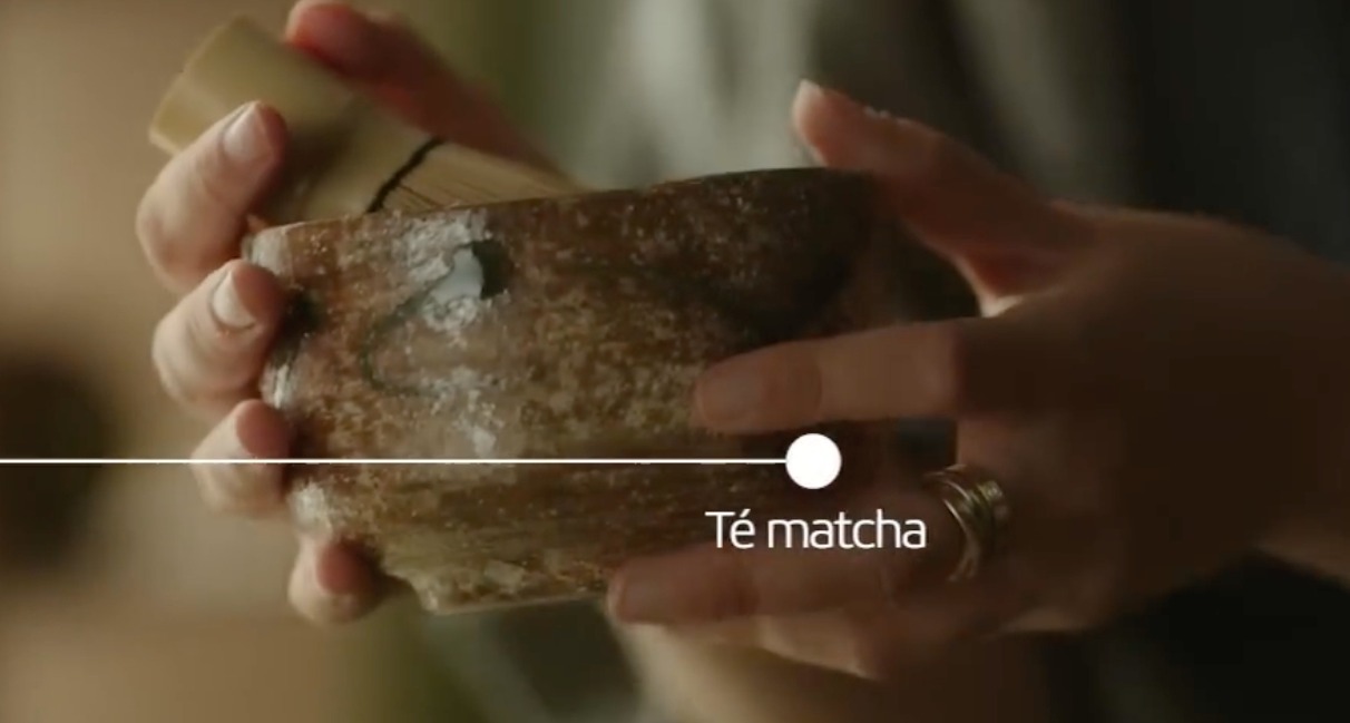 De “Te manchas” al “Té matcha”. Iberia invita a escapar de la vuelta a la rutina unas manos sosteniendo un cuenco con té matcha