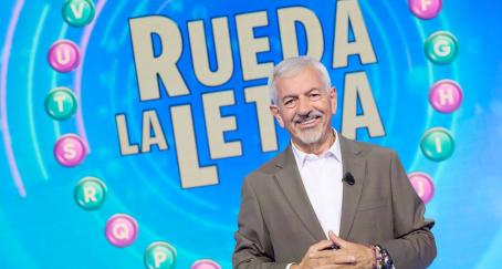 Carlos Sobera con el cartel de "Rueda la letra"