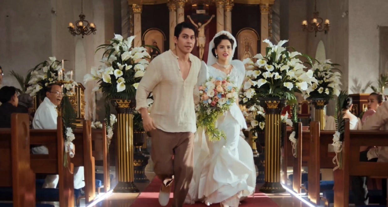 Un matrimonio corriendo desde el altar vestidos de novios