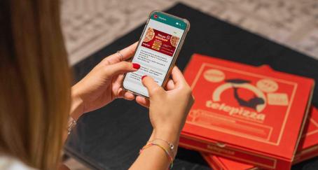 Joven realiza un pedido a Telepizza a través de Whatsapp