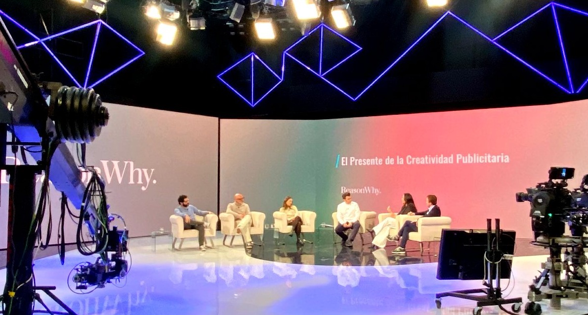 plato de atresmedia con los tertulianos participantes