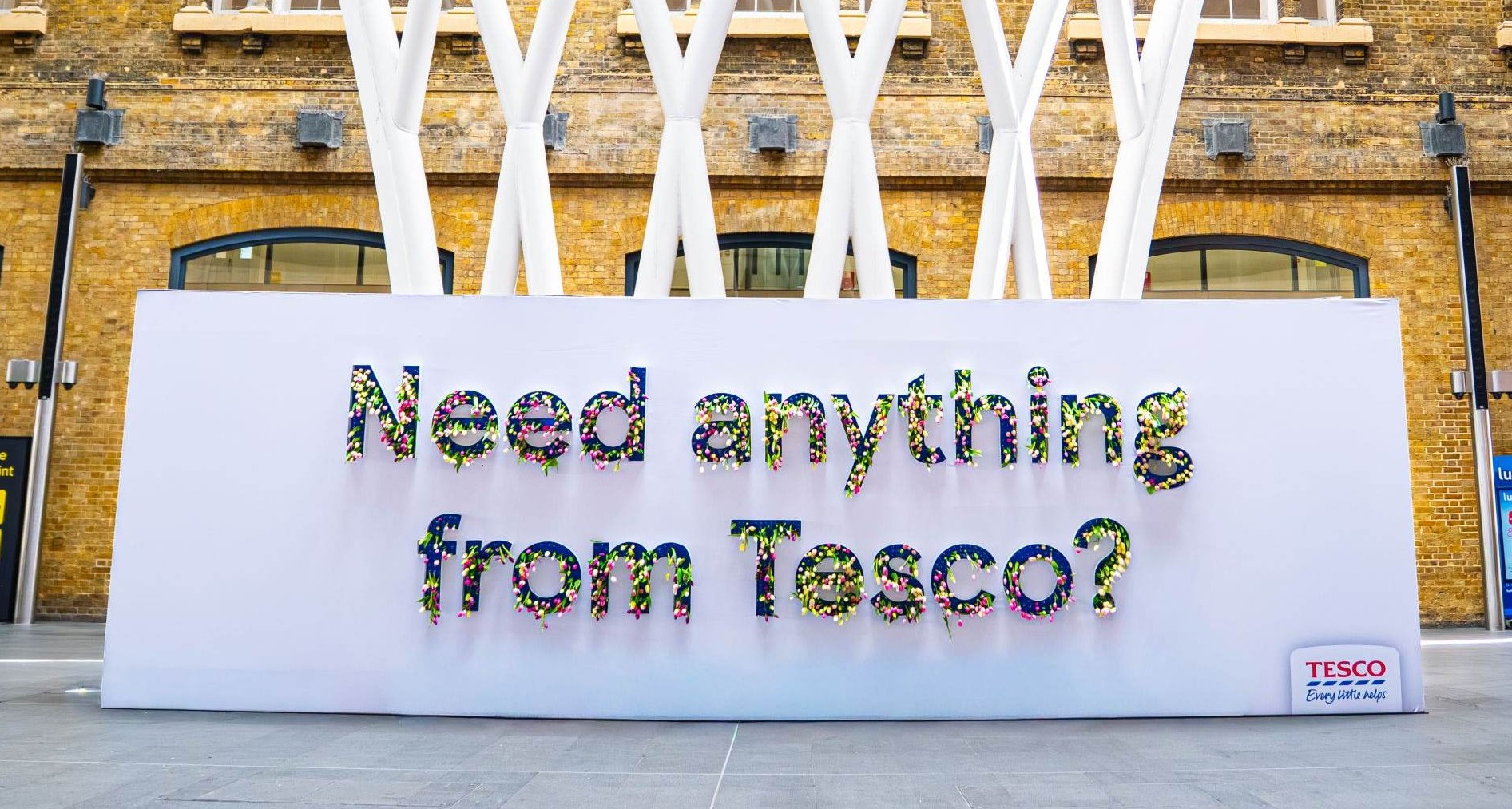 Valla publicitaria de Tesco con tulipanes