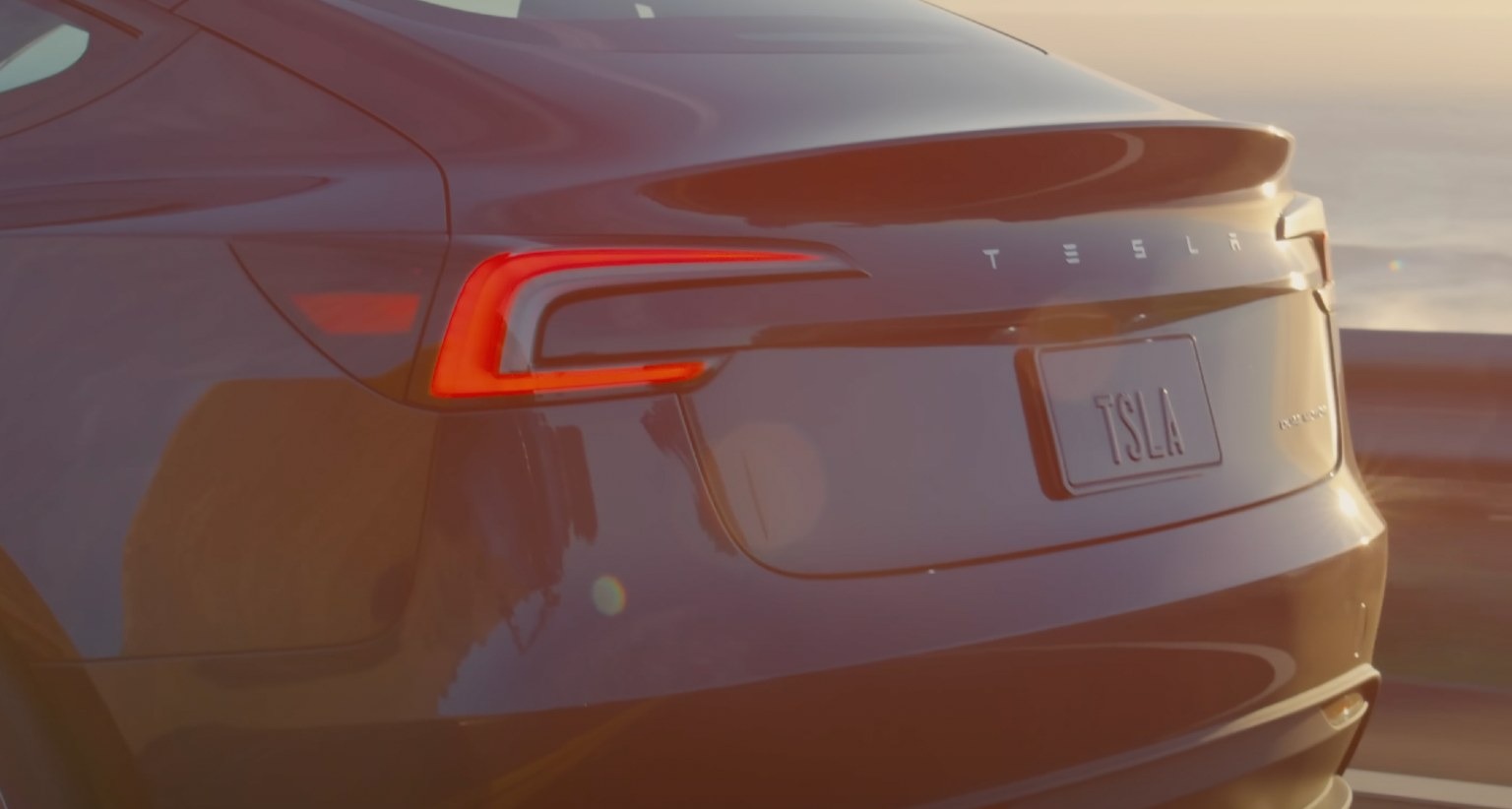 Fotografía de la parte de atrás de un coche Tesla