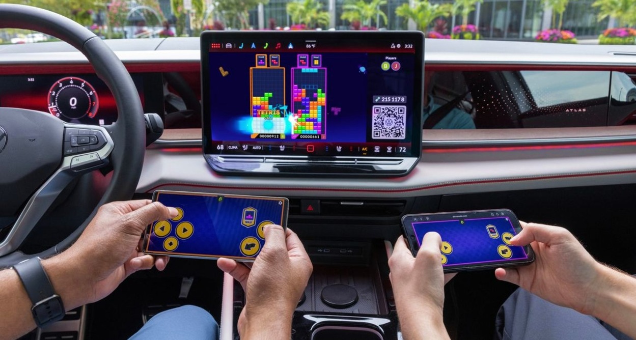 Dos personas jugando al tetris dentro del coche