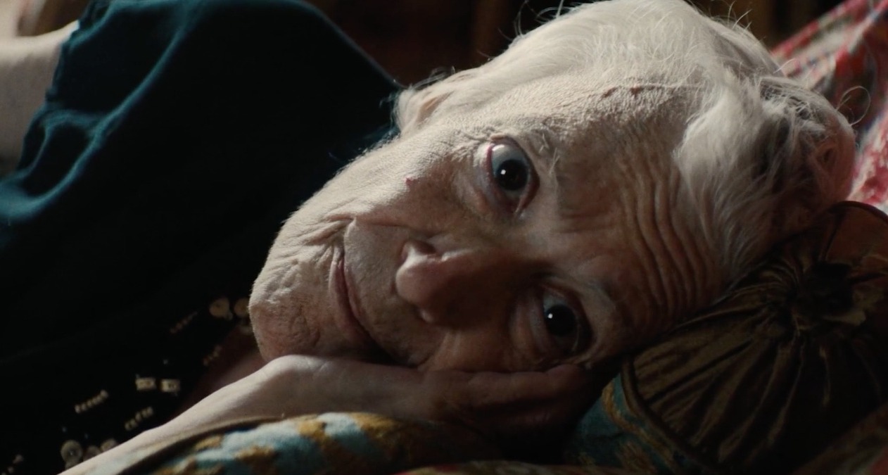 Los ganadores de Film en Cannes Lions 2025 Ilon Specht tumbada en su sofá mirando a cámara