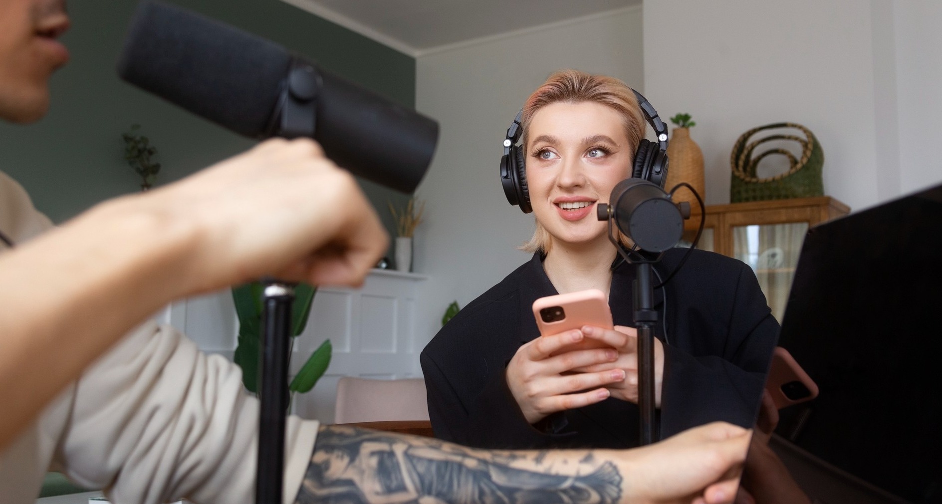 Una chica con el móvil en la mano mientras habla en un podcast