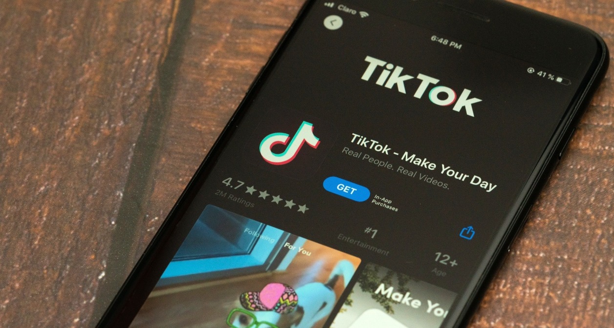 La pantalla de un teléfono con la aplicación de TikTok para descargar