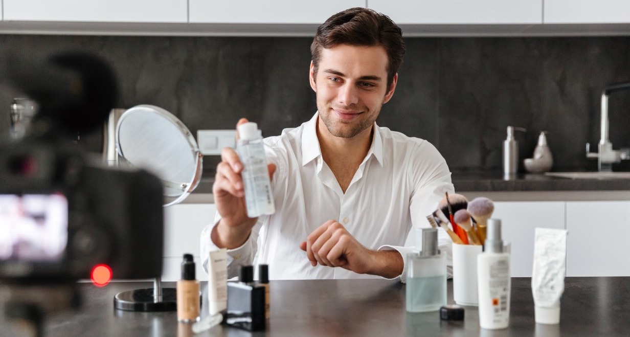 un chico vendiendo cosmética