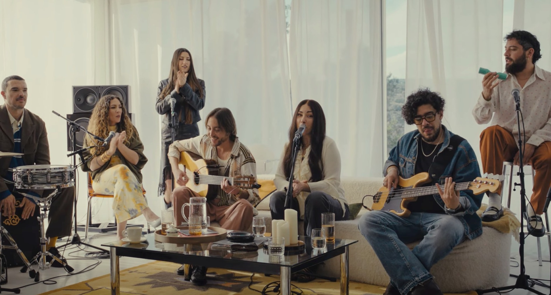 Grupo de músicos interpretando una canción en un salón.