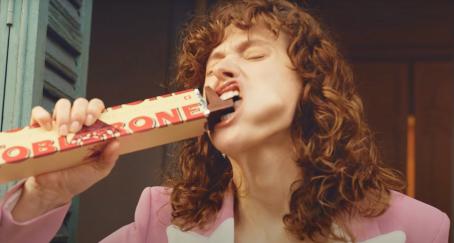 Mujer comiendo toblerone