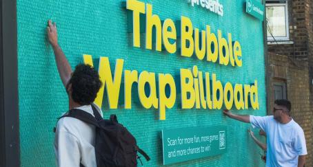 Valla publicitaria con papel de burbujas