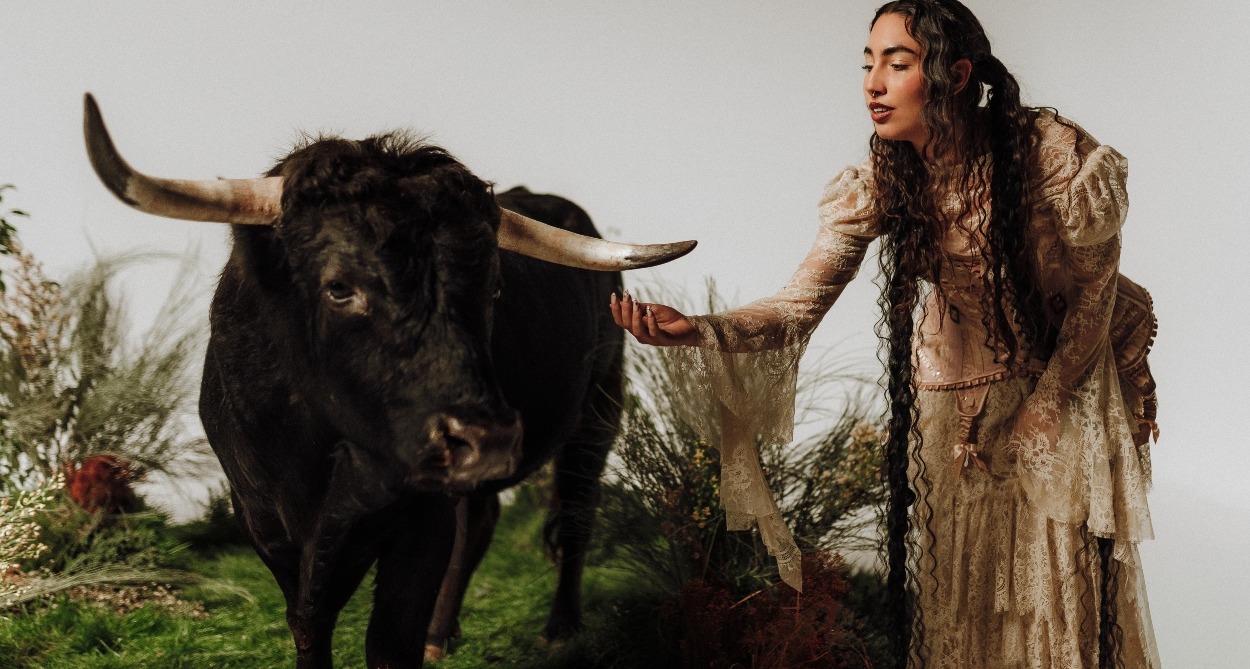 Maria Jose Llergo acariciando a un toro