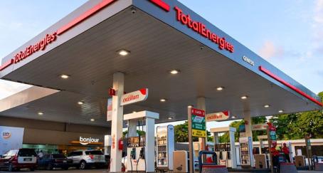 Una corte francesa condena a TotalEnergies por greenwashing Una estación de servicio de Total Energies