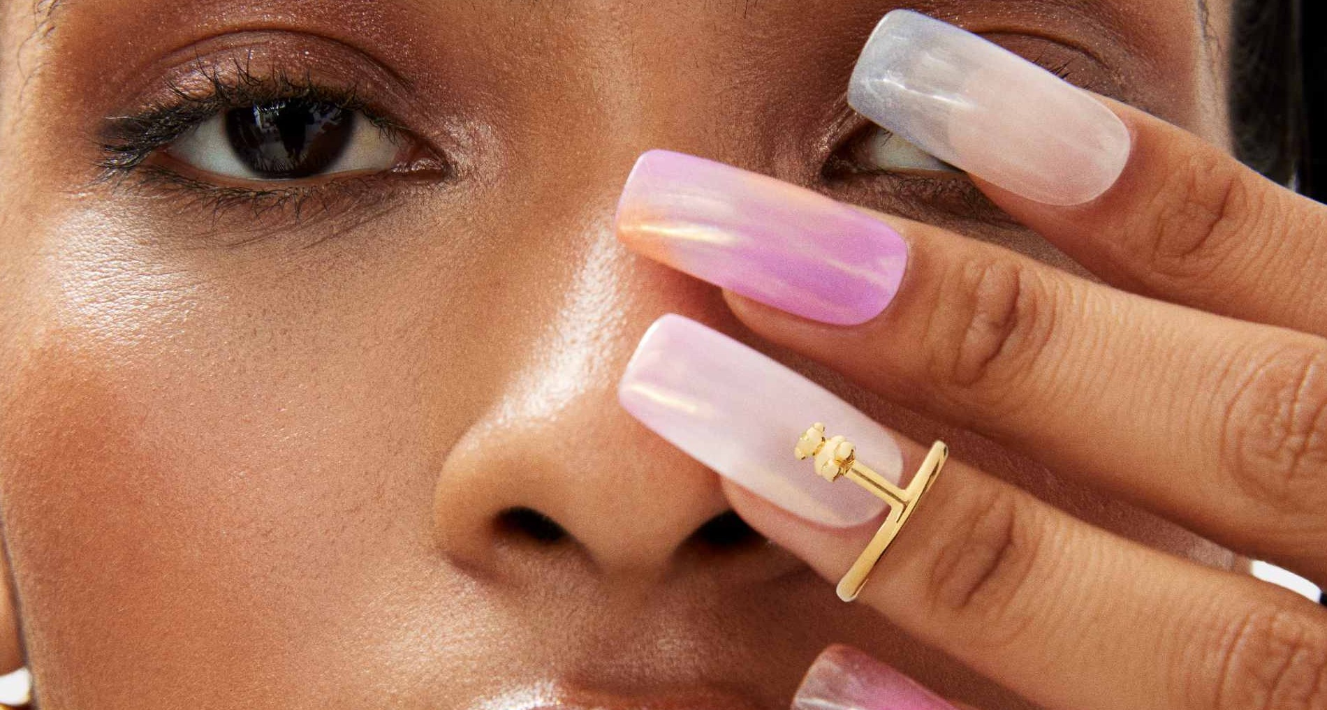 Tous lanza una línea de joyas para uñas con un reto en TikTok Tous_uñas