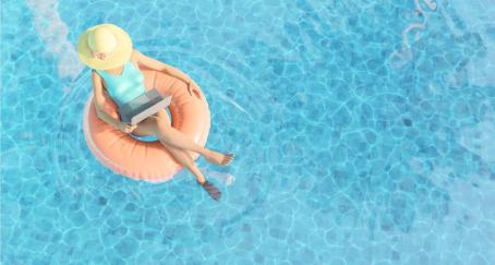 Mujer trabajando en verano sobre un flotador en la piscina