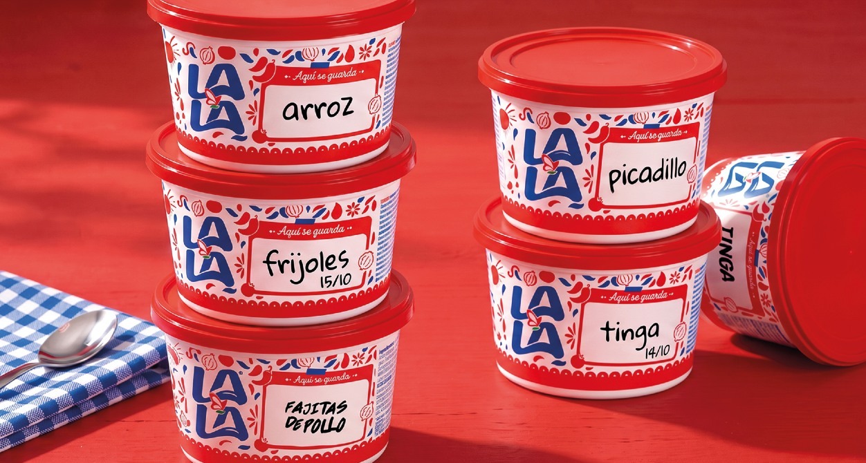 Envases de Lala con palabras escritas de comida como frijoles o picadillo