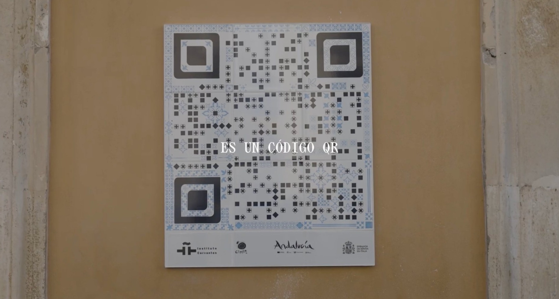 Código QR hecho con azulejos