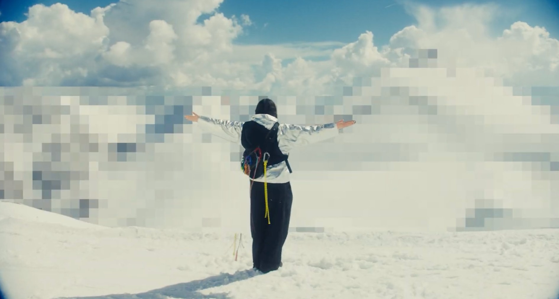 Chica observa montañas pixeladas