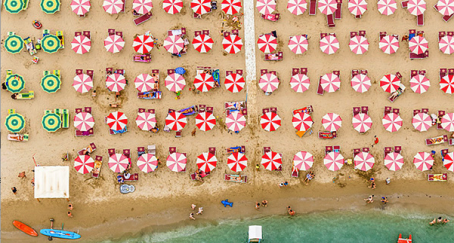 turismo-internacional-sombrillas-playa