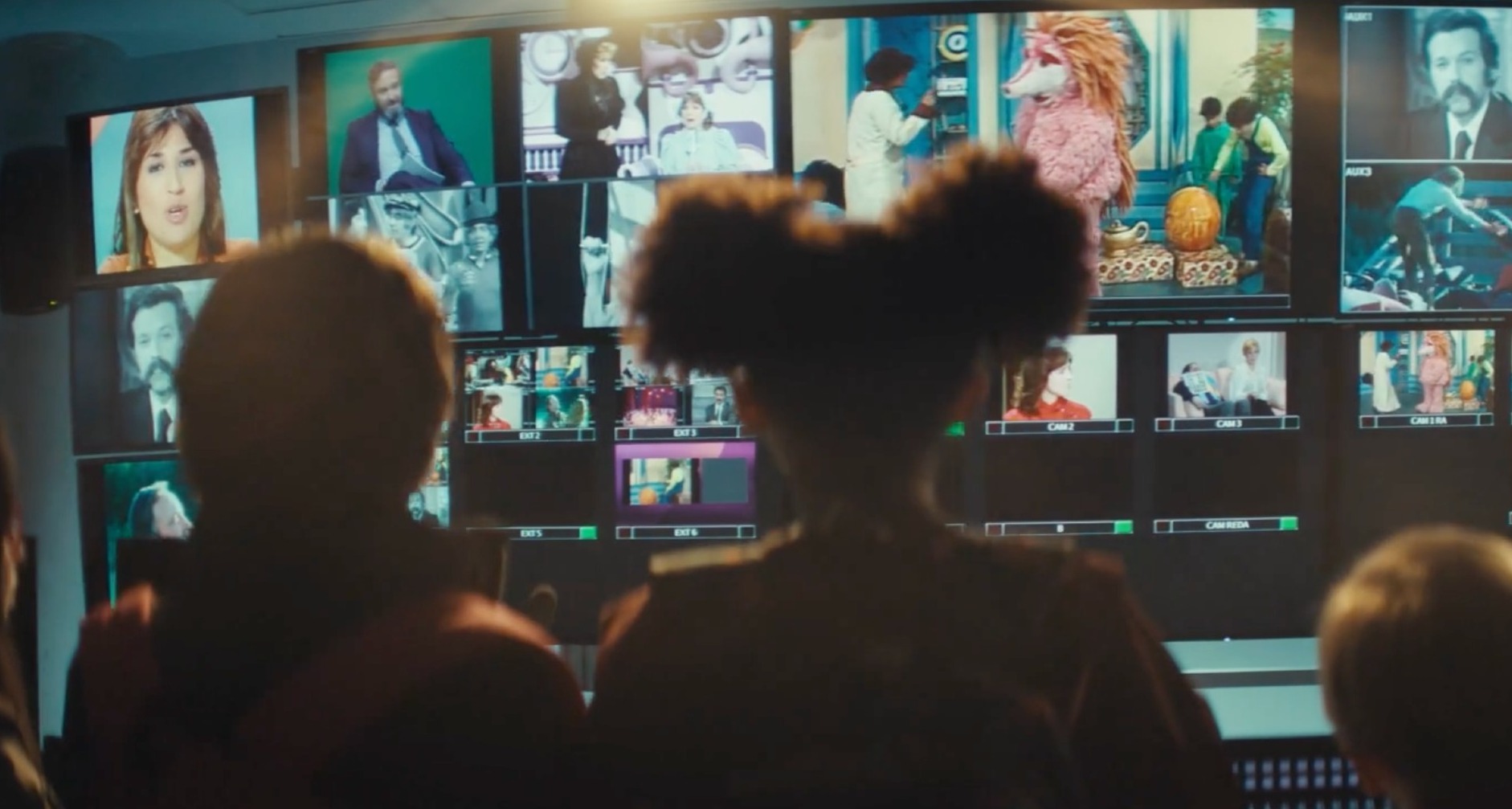 Niños miran imágenes en televisión