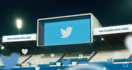 Logotipo de Twitter en la pantalla de un estadio de fútbol