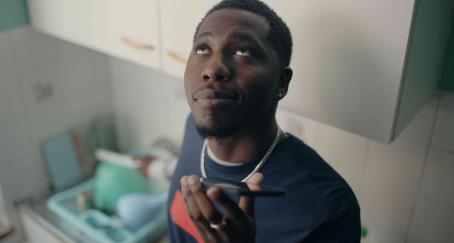 Las pequeñas mentiras del delivery en la nueva campaña de Uber Eats Francia Chico joven mira hacia arriba con móvil en la mano