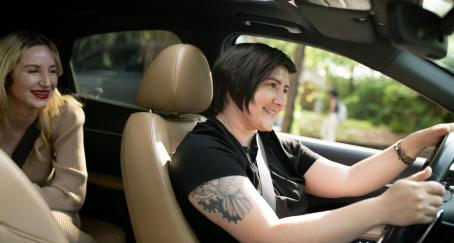 Mujer conduciendo un Uber