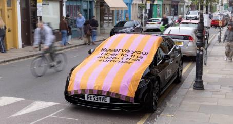 Coche Uber cubierto con una taolla