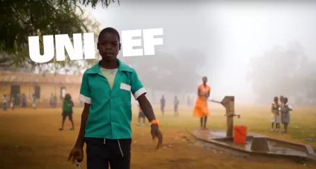 Unicef Reino Unido pone a los niños en el centro de su nombre y nueva campaña