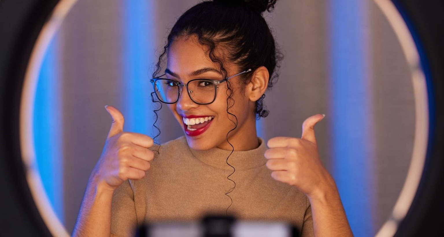 Unilever publica una guía práctica para eliminar los estereotipos del contenido de marca en social media Chica influencer graba un vídeo con su móvil
