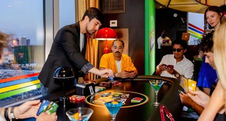 Grupo de personas juega a Uno en un casino de Las Vegas