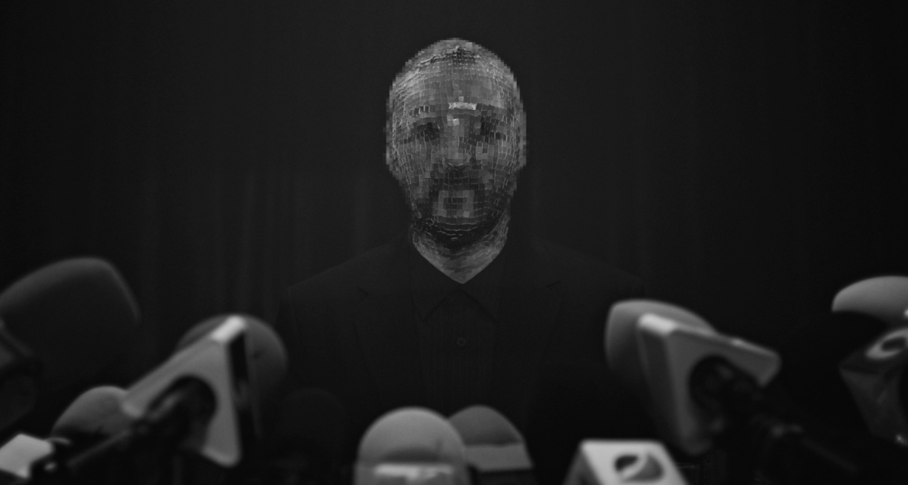 ViiV Healthcare reclama referentes para visibilizar y normalizar el VIH en su nueva campaña Hombre con cara pixelada ofrece una rueda de prensa