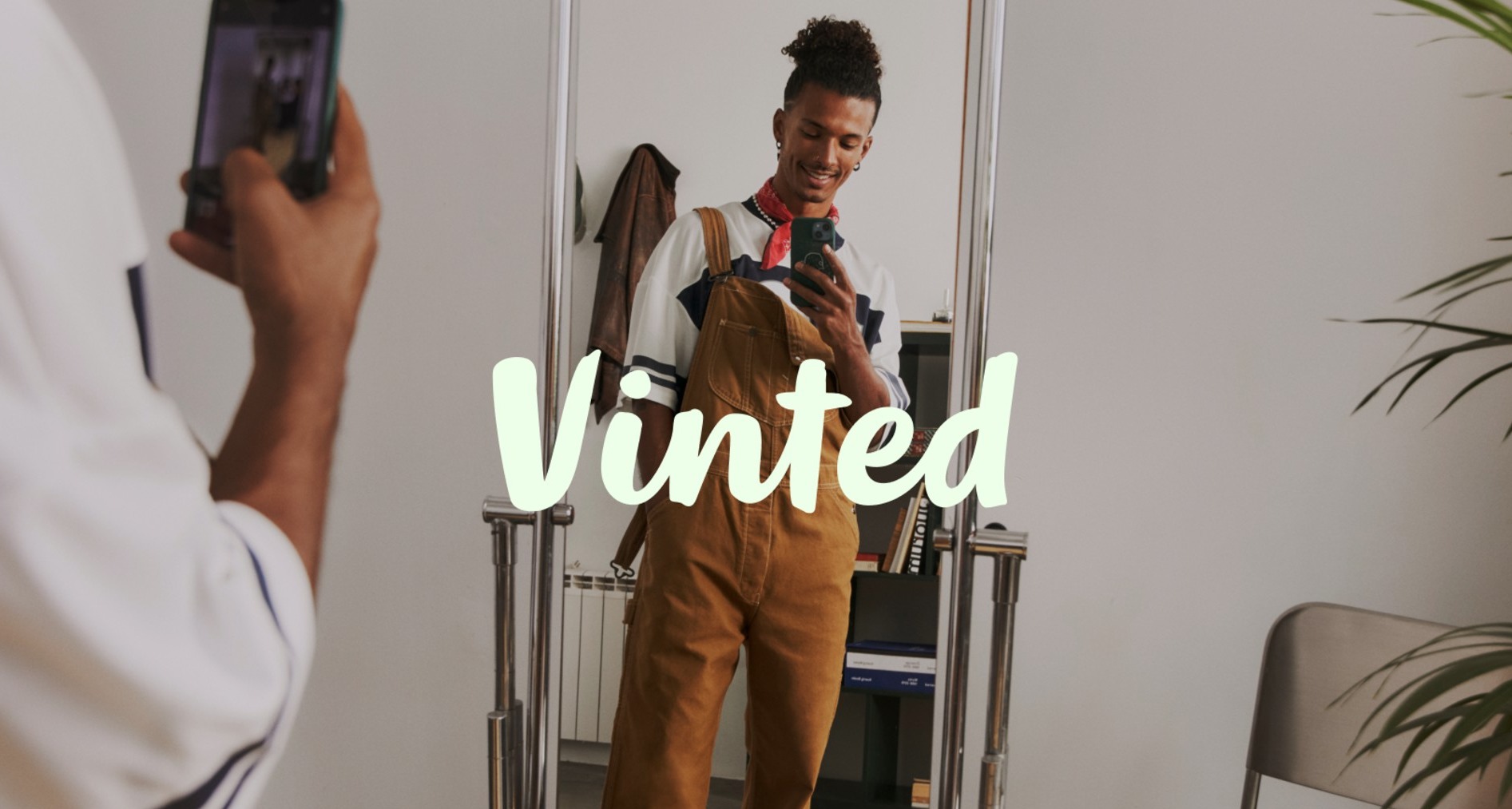 Chico se hace una foto frente al espejo y la imagen tiene el logo de vinted por encima