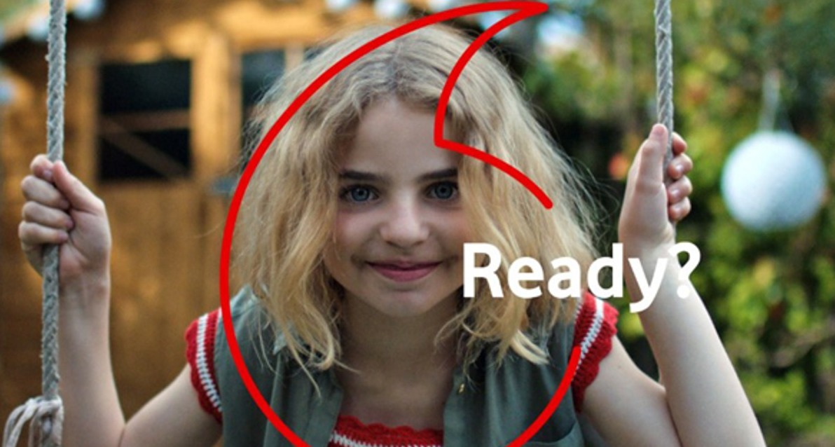 niña de vodafone one con el texto "ready?"