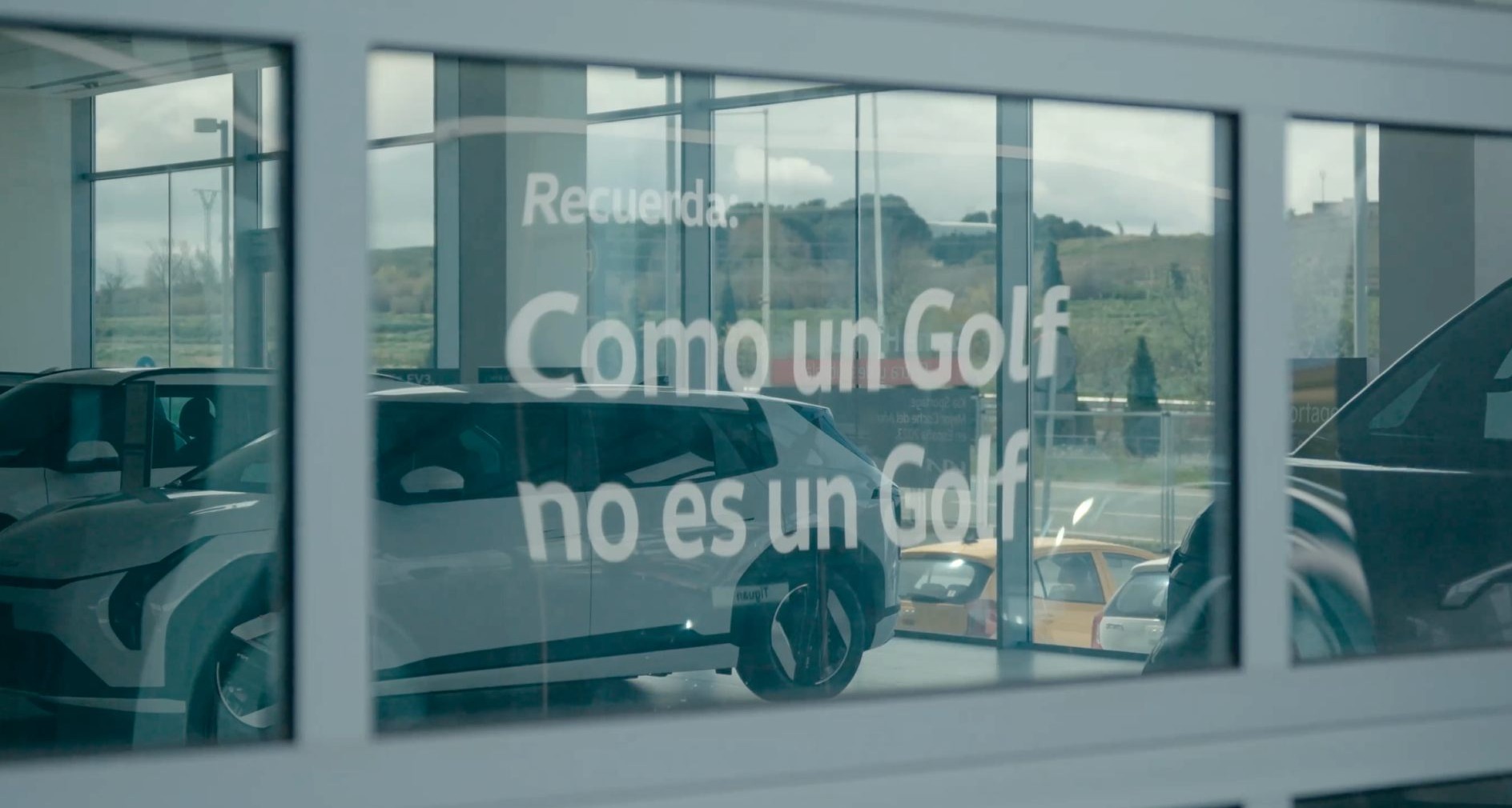Reflejo de los mensajes de Volkswagen en los escaparates de la competencia