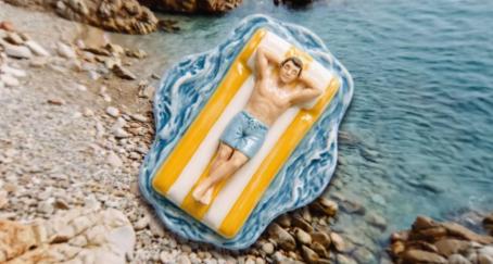 Iman de un hombre en colchoneta sobre el agua
