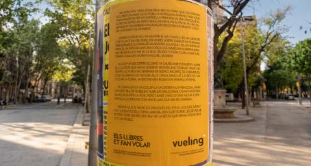 Cartel publicitario de Vueling por Sant Jordi