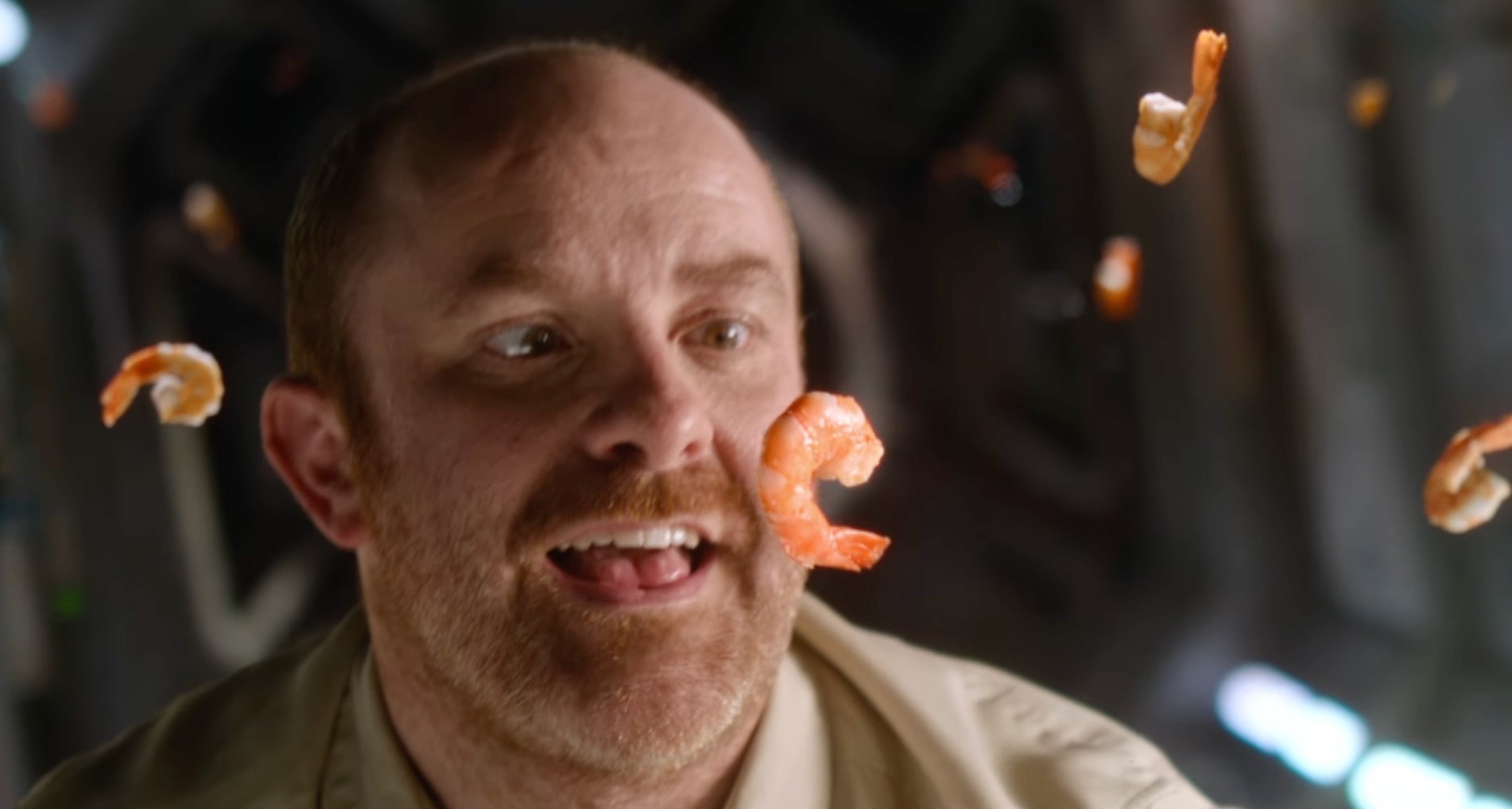 Hombre en el espacio comiendo gambas