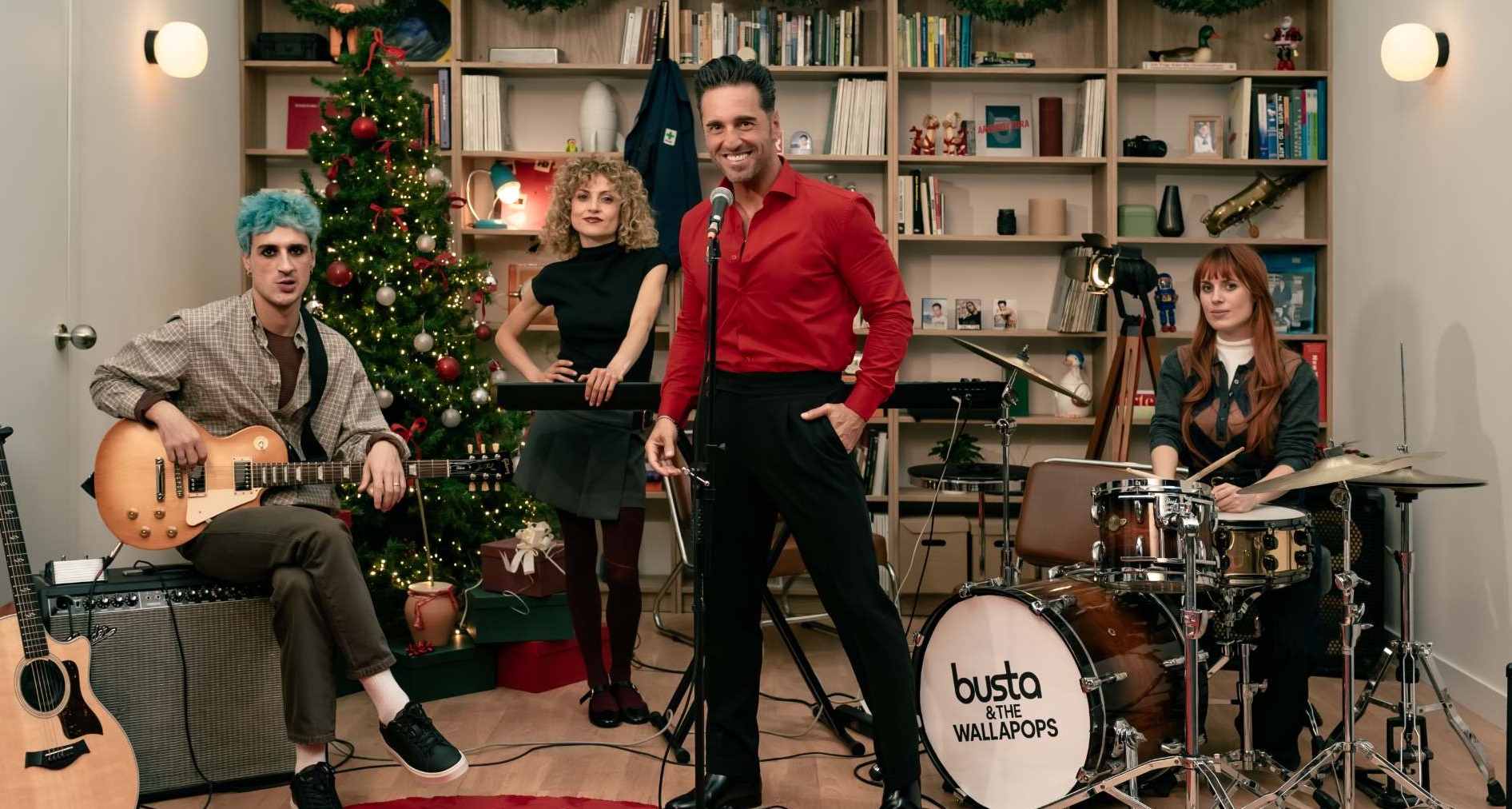 David Bustamante con una banda en el anuncio de Navidad de Wallapop