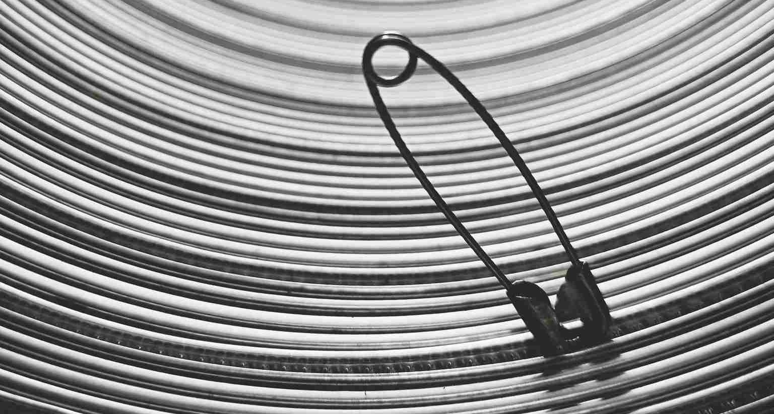 Imagen de un imperdible en blanco y negro