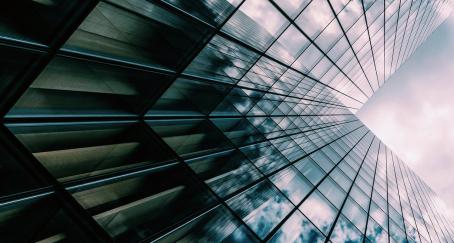 Reflejo de las nubes en las ventanas de un edificio acristalado