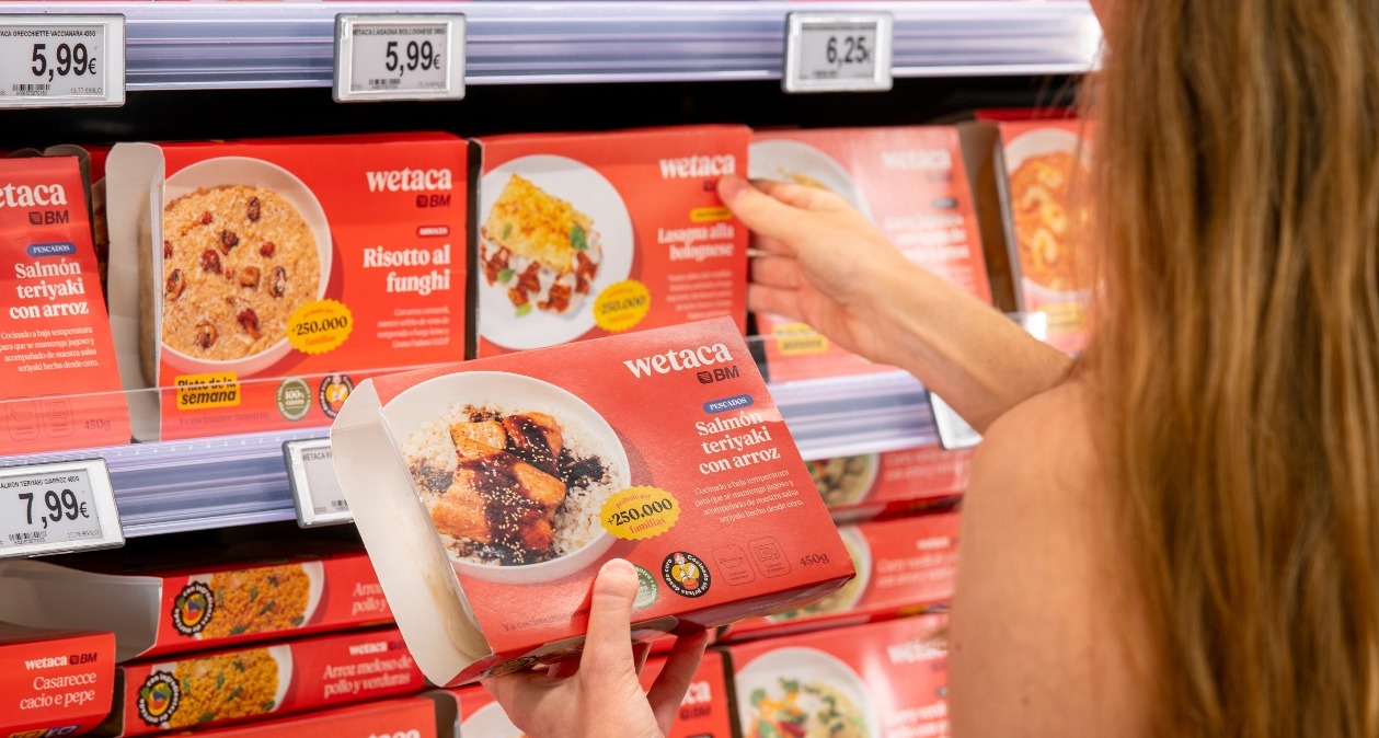 Una chica cogiendo cajas de Wetaca del lineal del supermercado
