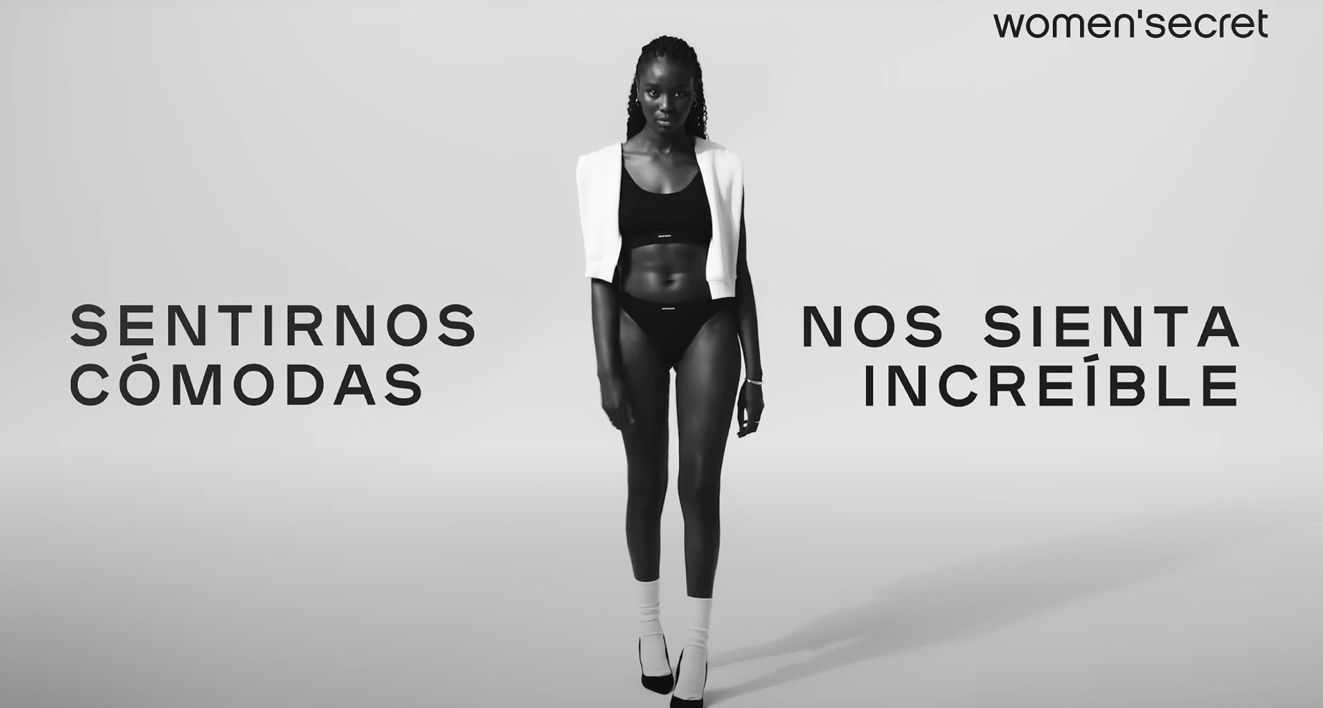 Chica en ropa deportiva y tacones en blanco y negro