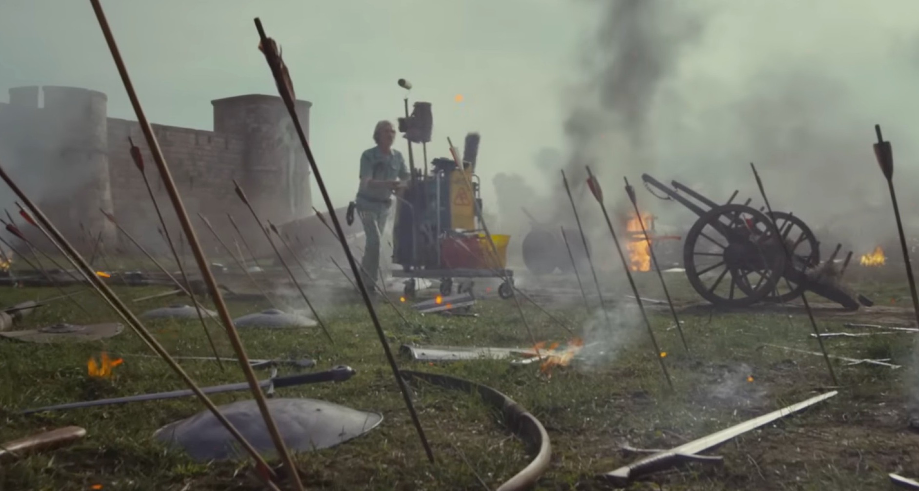 Una persona limpiando un campo de batalla medieval