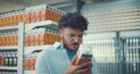 Leer los ingredientes tiene recompensa: YoSoy utiliza su etiquetado para promover un comportamiento saludable Hombre lee los ingredientes de un brick de leche