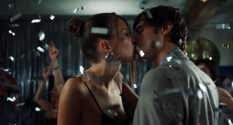 Una pareja besándose en una fiesta