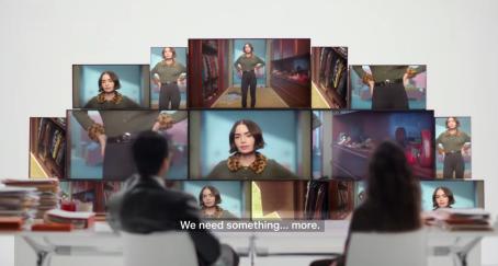 La actriz Lily Collins aparece en unas pantallas en un anuncio de Zalando